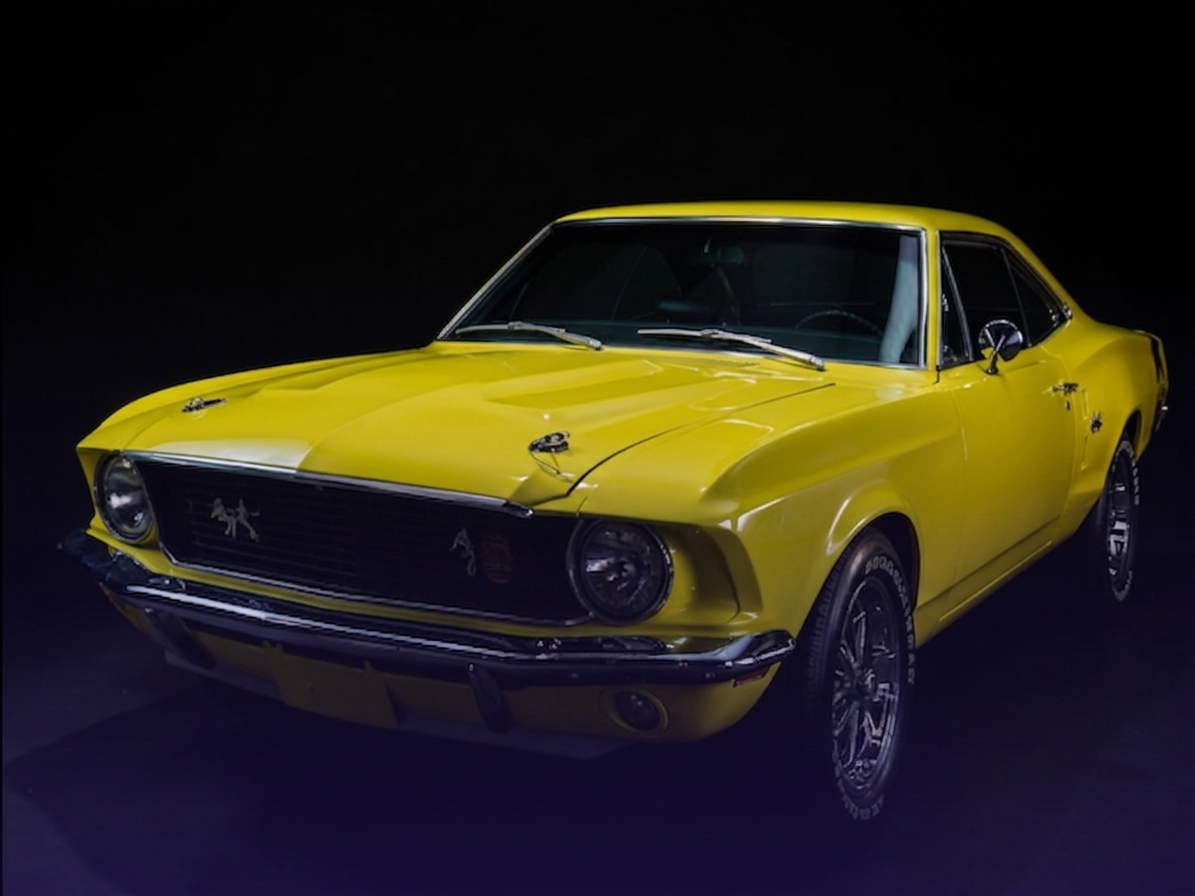 Mustang amarelo em estúdio escuro